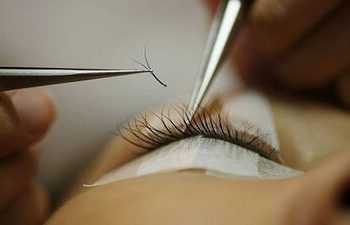 نظر ۶ مرجع تقلید درباره مژه‌های مصنوعی