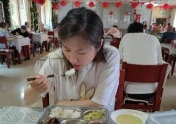 ماجرای زن ۳۸ ساله چینی که به خانه سالمندان رفت!