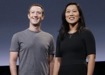 فاز عجیب زاک! رونمایی از مجسمه همسر/ عکس