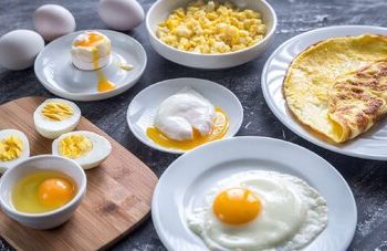افراد بالای ۵۰ سال روزانه چند عدد تخم مرغ مصرف کنند؟