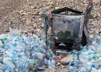 داستان عجیب یک زیارتگاه با انبوهی از آب معدنی/ عکس