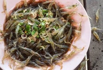 رقص میگوها در سالاد لذیذ تایلندیها/ عکس