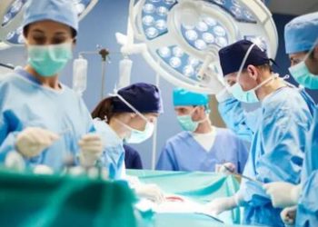 از کار بیکار شدن جراح مغز/ کار را به دست دختر ۱۳ ساله‌اش داده بود