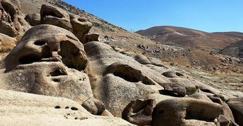 ۶ مقصد بکر برای تعطیلات آخر هفته/ کتیبه تاریخی قاجار و صورتک‌های سنگی کجای تهران قرار دارند؟