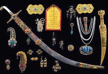 ۳۸ قطعه قیمتی قاجاری در حرم امام رضا