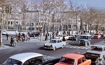 تهران قدیم| نمایی از خیابان چرم و کفش و دلار در سال ۱۳۴۸/ عکس