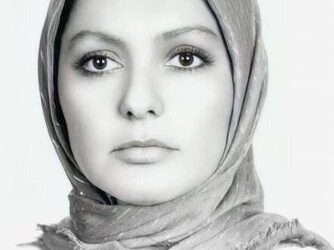 خواننده معروف قبل از انقلاب با چادر به دادسرای تهران رفت