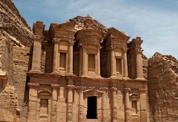 کشفیات عجیبی که از زیر یک ساختمان قدیمی سردرآوردند