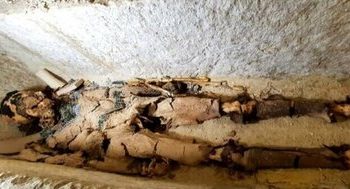 کشف ۱۱ گور در مصر؛ این جواهرات باستانی را ببینید/ عکس