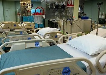 مرد بیمار برای گرفتن پول با تخت بیمارستان به بانک رفت/ عکس