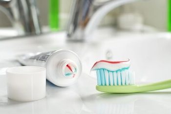 خمیردندان فلورایددار یا بدون فلوراید؛ کدام یک بهتر است؟