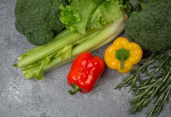 به‌ جز مرکبات کدام خوراکی‌ها ویتامین C زیادی دارند؟