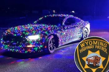 توقیف خودرویی که با لامپهای ریسهای تزیین شده بود/ عکس