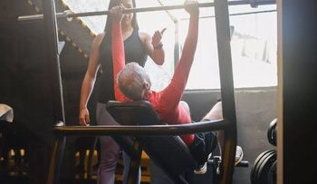 رکوردشکنی مادر بزرگ ۹۰ ساله در مسابقات وزنهبرداری