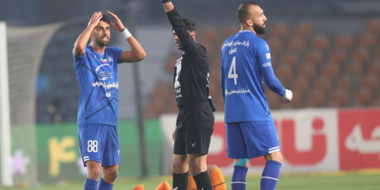 اخراج بحثبرانگیز رضاوند و جنجال داوری در پیروزی استقلال