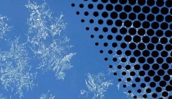 نقطه‌های سیاه کوچک روی شیشه جلو خودرو چیست؟