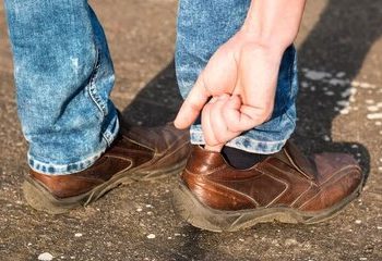 ۱۵ روش خانگی برای گشادکردن کفش تنگ