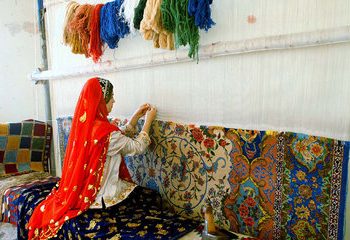 فروش فرش‌های هند و پاکستان به‌نام فرش ایرانی در بازارهای جهانی؛ کاهش ۹۰ درصدی صادرات فرش ایران/ ربات‌ها چه بلایی سر هنر اصیل آوردند؟