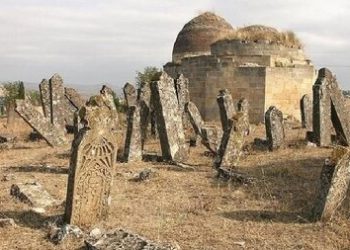 شبها نباید به این قبرستان رفت؟/ گورستانی با قبرهای ۲ متری!/ این روستا مدفن اجنه است/ مقصدی برای گردشگران ماجراجو