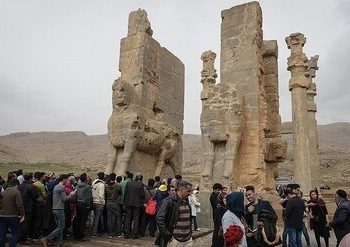 تا ۲۰ قدمی آرامگاه کوروش، دوغ و گوشت می‌فروشند/ ورود گردشگران به محوطه باستانی تخت جمشید با شکستن فنس‌ها