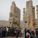 تا ۲۰ قدمی آرامگاه کوروش، دوغ و گوشت میفروشند/ ورود گردشگران به محوطه باستانی تخت جمشید با شکستن فنسها