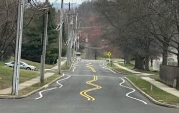 خط‌کشی زیگزاگ راهنمایی و رانندگی در خیابان‌ها برای کاهش سرعت/ عکس