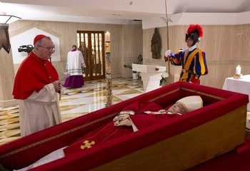 فرش ایرانی در واتیکان چه میکند؟ عکس تابوت پاپ روی فرش ایرانی خبرساز شد