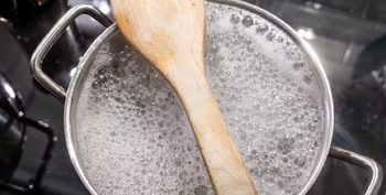 ترفند ساده‌ای که واقعاً جلوی سر رفتن قابلمه را می‌گیرد