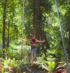 این زن با استفاده از موهایش ۲۵ دقیقه از درخت آویزان ماند