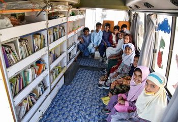 چرخهای کتابخانههای سیار کانون برای کودکان روستا میچرخد