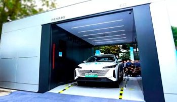 تعویض باتری خودرو فقط در ۱۰۰ ثانیه /عکس