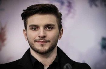 دارا حیایی روی صحنه می‌رود