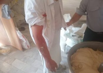 نانوای ملایری با وجود شنیدن خبر شهادت برادرش، پخت نان را ترک نکرد