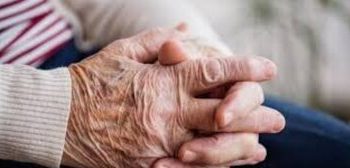 خشم عمومی از رفتار عجیب بانک با زن ۹۶ ساله/ عکس