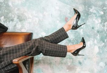 پوشیدن کفش پاشنه بلند در این شهر نیاز به مجوز دارد