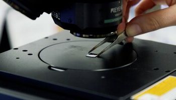 کوچک‌ترین ویولن جهان /ساز مینیاتوری که با چشم دیده نمی‌شود / عکس