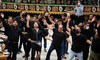 حکم سینه‌زنی و حرکات شور در هیئت‌های مذهبی چیست؟