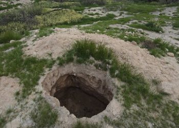 جویندگان گنج این شهر باستانی در استان فارس را سوراخ سوراخ کردهاند/ عکس