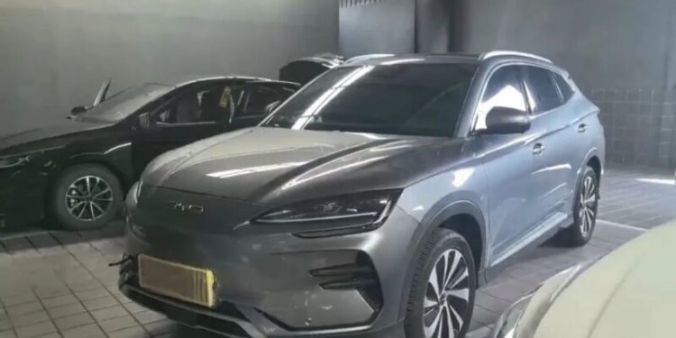 برخورد صاعقه به خودروی وارداتی بازار ایران /عکس و فیلم